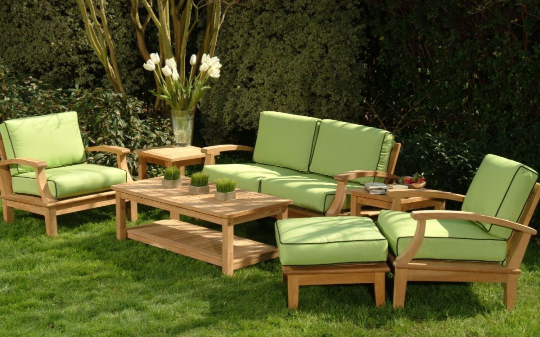 Come arredare il giardino con mobili in legno